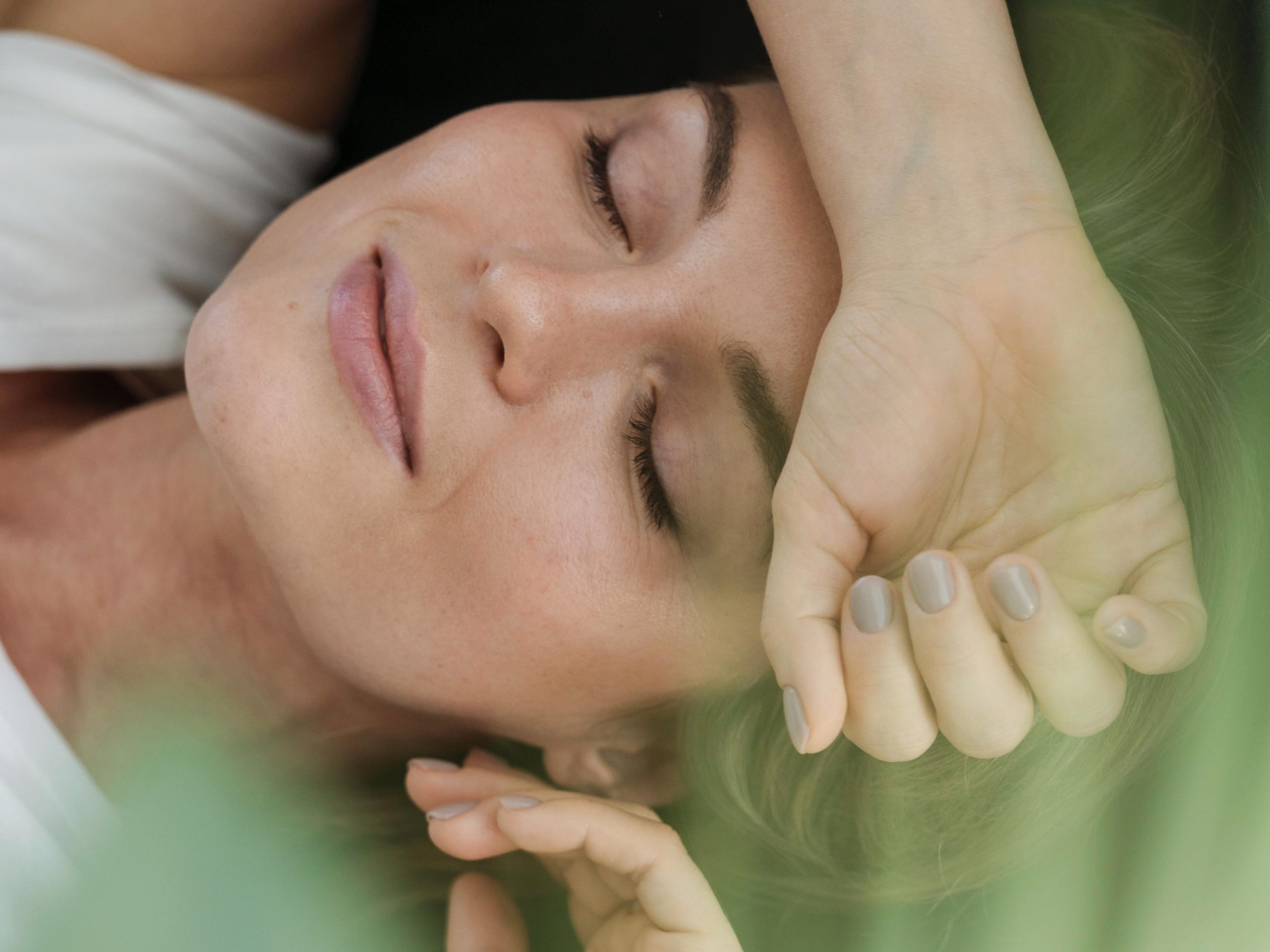 nahaufnahme frau und zimmerpflanze 2