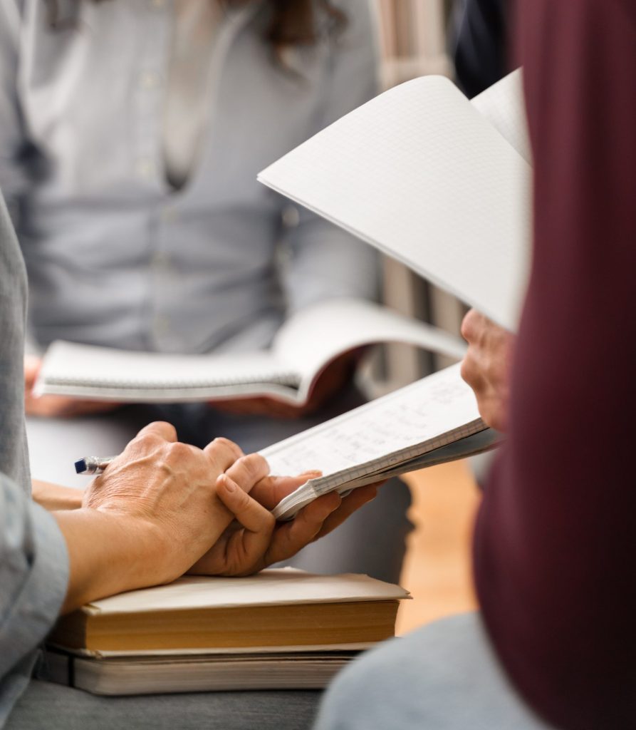 nahaufnahme von menschen die mit notebooks studieren 3