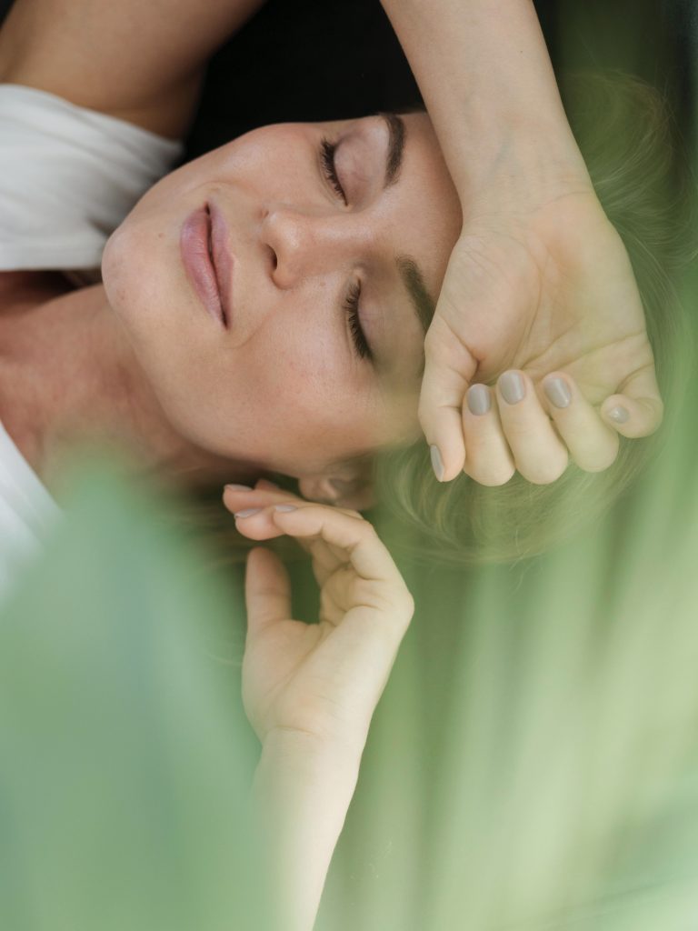 nahaufnahme frau und zimmerpflanze